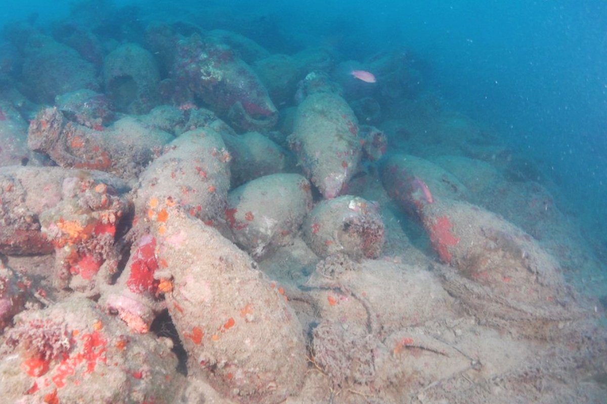 Naufrágio romano com centenas de ânforas é encontrado na Itália