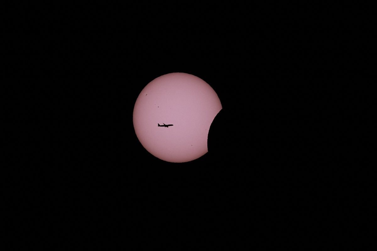 Eclipse solar desta quarta-feira (12/8) chega ao fim; veja imagens