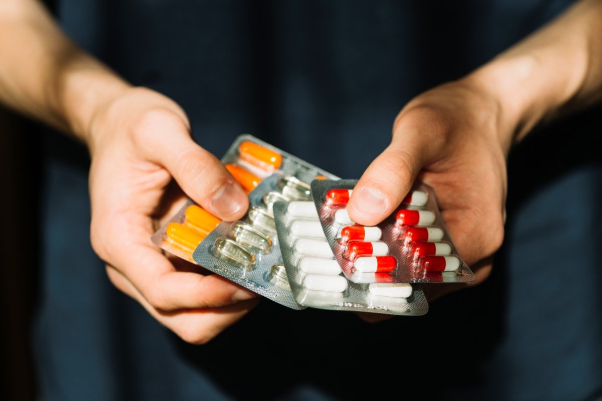 Descarte incorreto de antibióticos ajuda superbactérias a se multiplicar